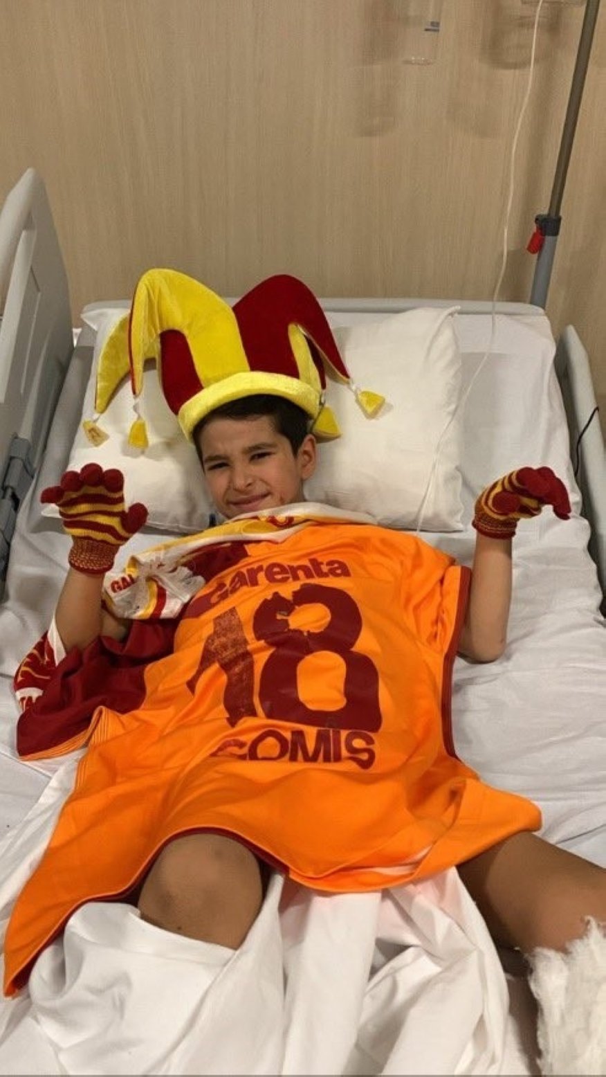 Penggemar cilik Galatasaray Ege ditutupi jersey Bafetimbi Gomis di rumah sakit, Mersin, Türkiye, 12 Februari 2023. (IHA)