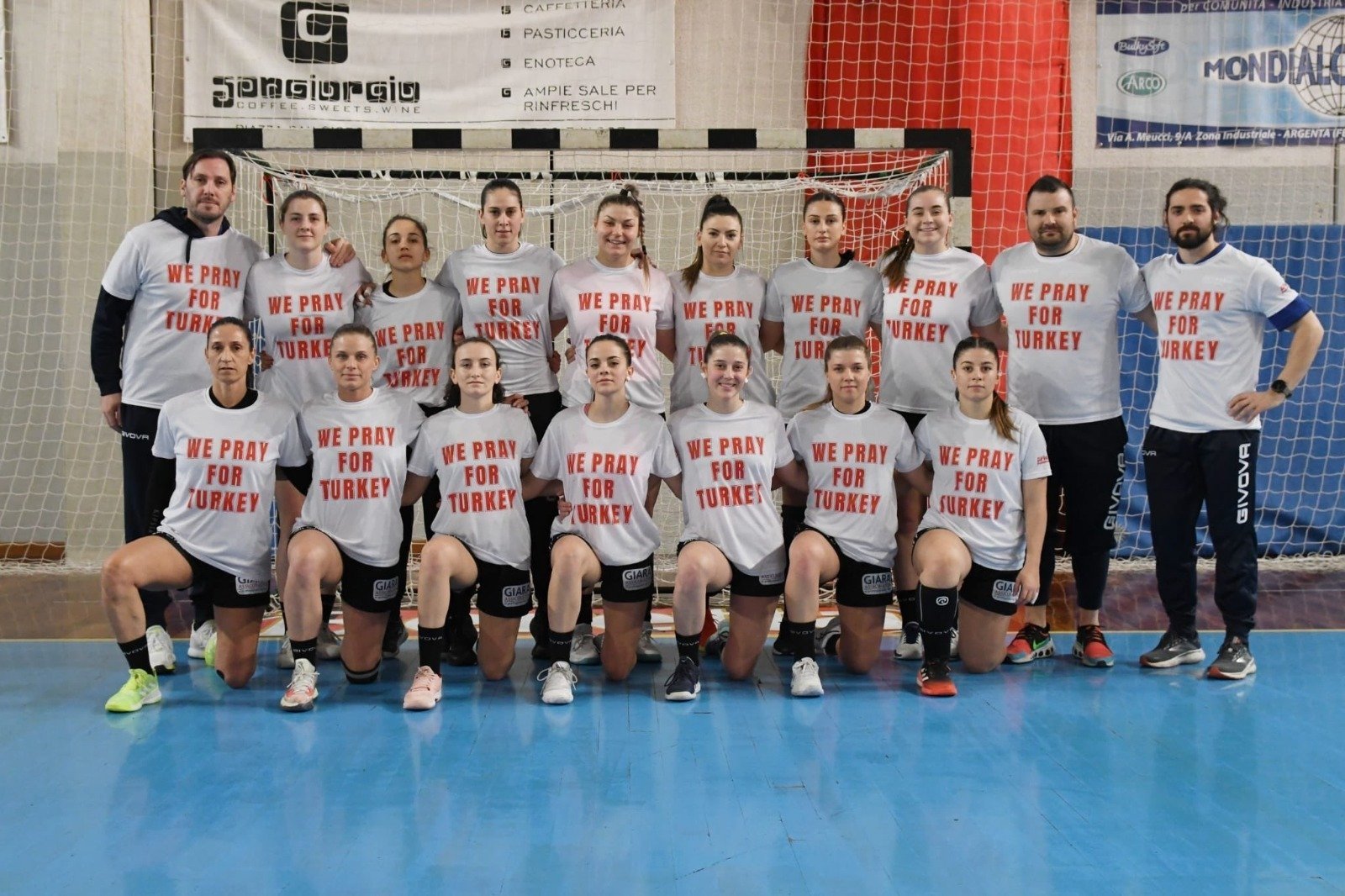 Tim handball Ariosto Pallamano Ferrara memakai kaos bertuliskan 