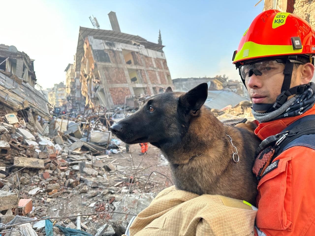A rescuer from South Korea amid the ruins of a collapsed building in Hatay, southeastern Türkiye, Feb. 13, 2023. (AA Photo)