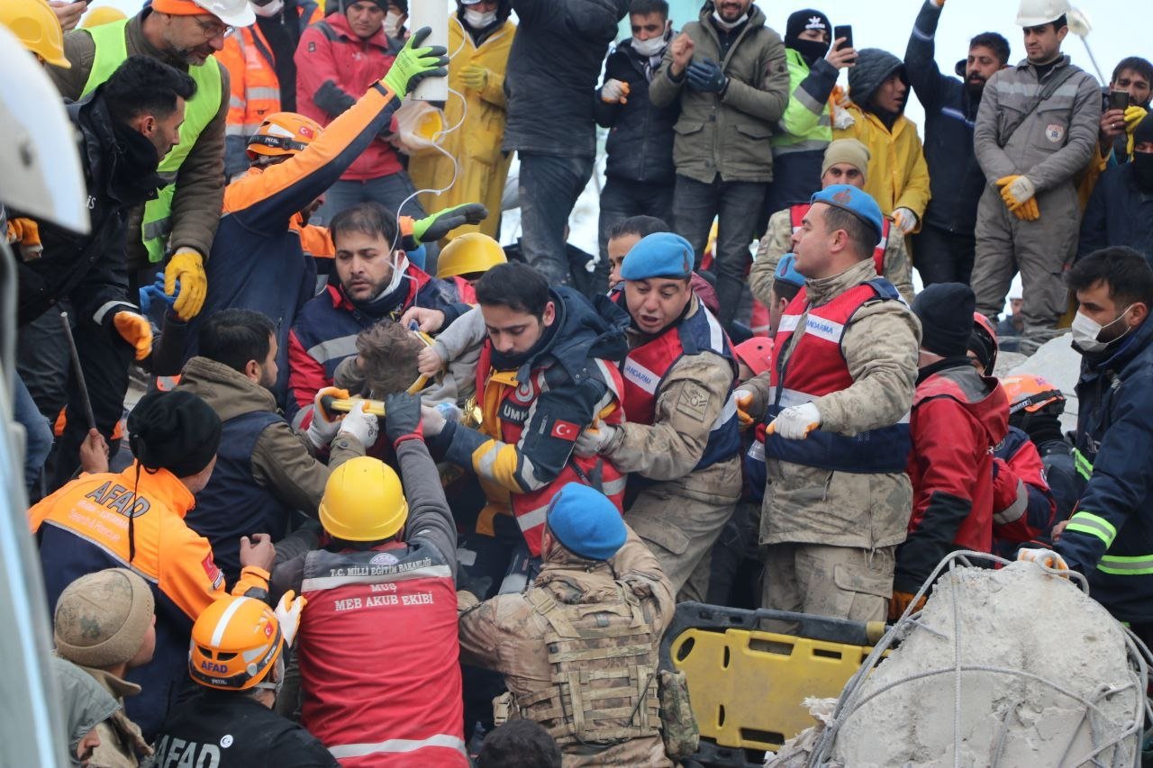 Tim SAR beraksi setelah menyelamatkan seorang anak berusia 6 tahun dari reruntuhan Apartemen Hisami, Diyarbakır, Türkiye, 9 Februari 2023. (Foto DHA)