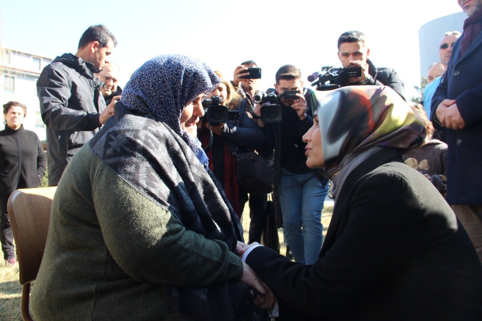 Selva Ibrahimoğlu berbicara dengan seorang reporter di Afyonkarahisar tentang kelangsungan hidupnya dari gempa berkekuatan 7,7 yang melanda Türkiye tenggara, 13 Februari 2023. (Foto IHA)