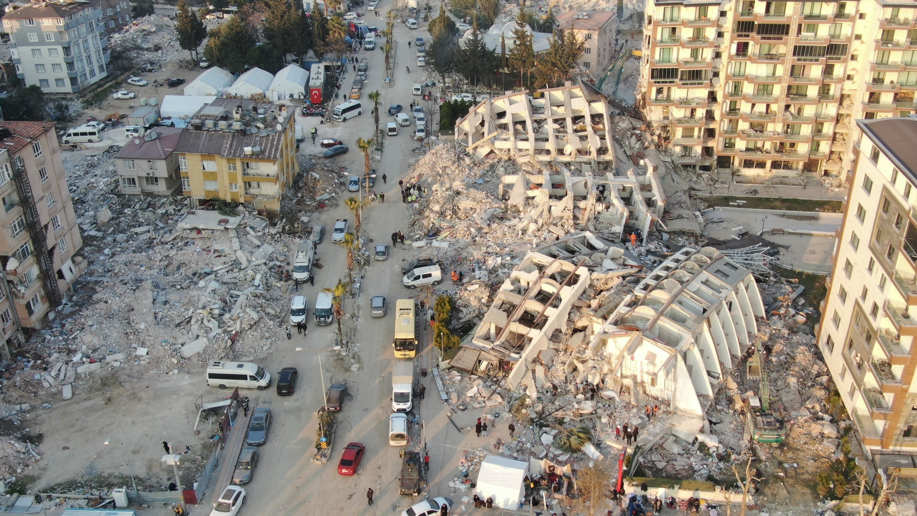 Pemandangan udara bangunan yang hancur akibat gempa, Antakya, Türkiye, 13 Februari 2023. (Foto IHA)