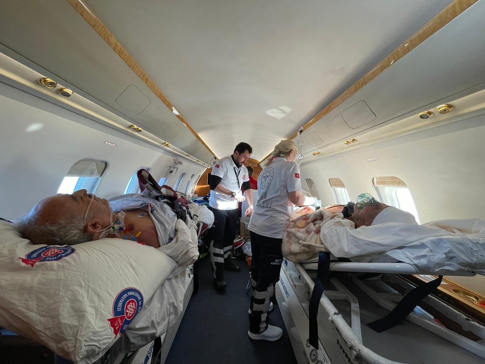 Dua korban terbang ke Ankara dengan ambulans udara yang lepas landas dari Kahramanmaraş, Türkiye selatan, 13 Februari 2023. (Foto AA) 