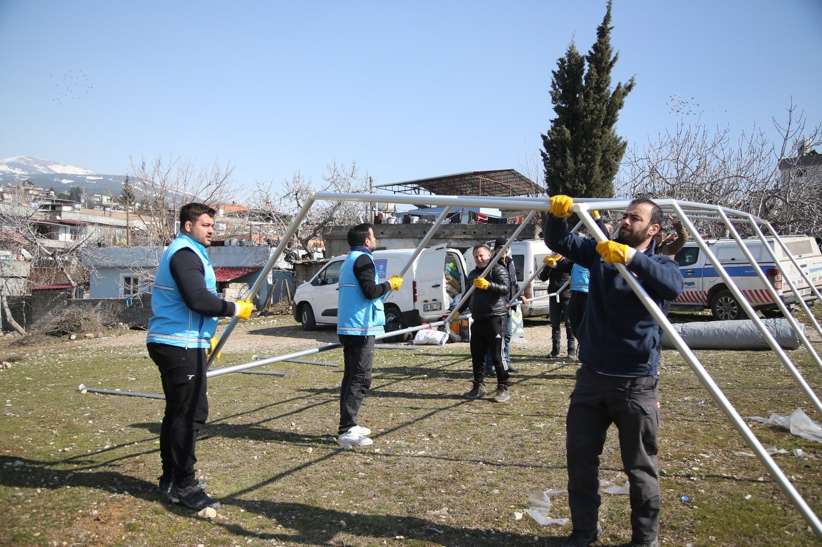 Rıza Kayaalp helping in setting up a tent for the earthquake victims, Kahramanmaraş, Türkiye, Feb. 13, 2023. (AA Photo)