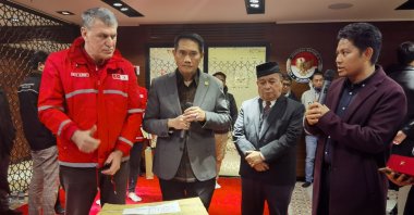 Authorities from the Turkish Red Crescent (Kızılay) and Indonesian Consul General Imam As'ari during the donation ceremony, Istanbul, Türkiye, Feb. 10, 2023. (Photo Courtesy of Indonesian Consulate)