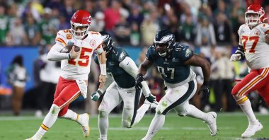Kansas City Chiefs quarterback Patrick Mahomes (L) scrambles for a first down against the Philadelphia Eagles in the fourth quarter of the Super Bowl LVII against the NFC champion Philadelphia Eagles at State Farm Stadium, Glendale, U.S., Feb. 12, 2023. (EPA Photo)