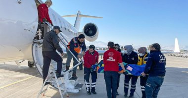 Crews carry a patient to air ambulance in Malatya, southeastern Türkiye, Feb. 12, 2023. (AA Photo) 