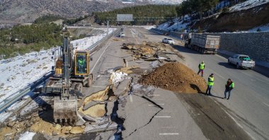 Workers repair the Adıyaman-Malatya highway, Adıyaman, southeastern Türkiye, Feb. 13, 2023. (AA Photo)