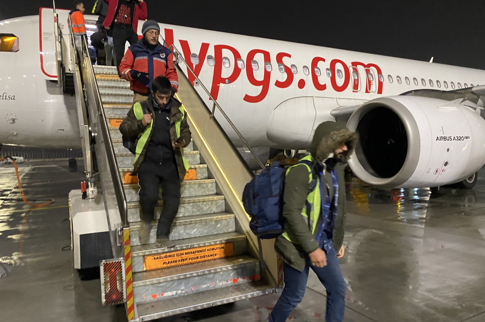 Passengers from earthquake-hit Hatay arrive at Sabiha Gökçen Airport, Istanbul, Türkiye, Feb. 13, 2023. (AA Photo)