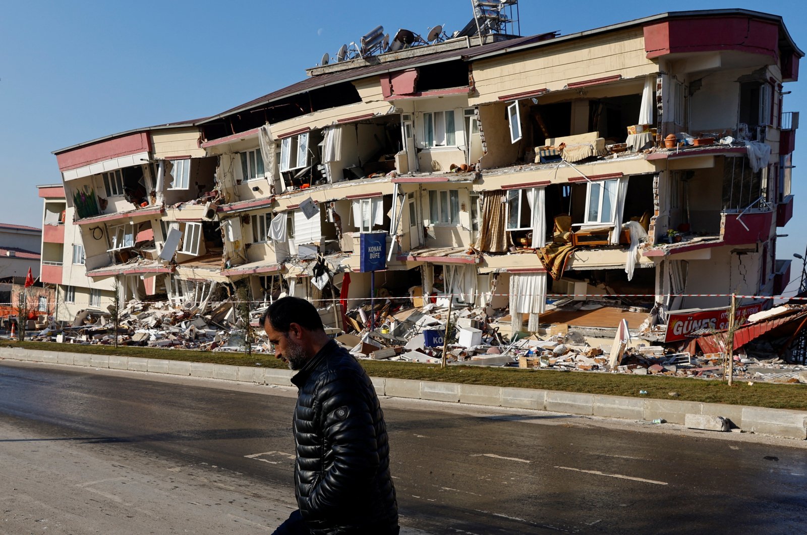 A man walks past a damaged building in the aftermath of a deadly earthquake in Kahramanmaraş, Türkiye, Feb. 13, 2023. (Reuters Photo)