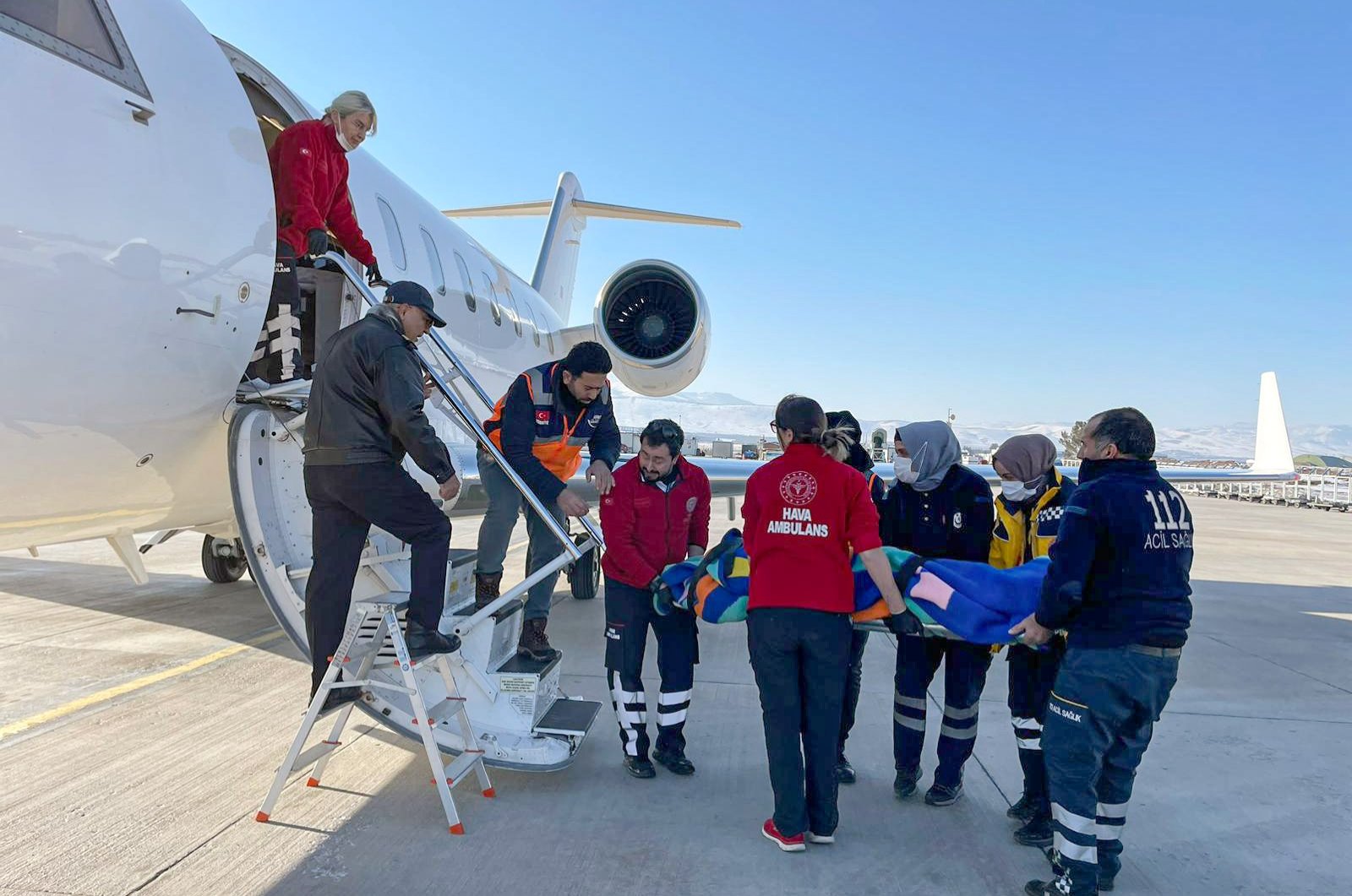 Ambulans udara menerbangkan korban gempa Türkiye ke tempat aman