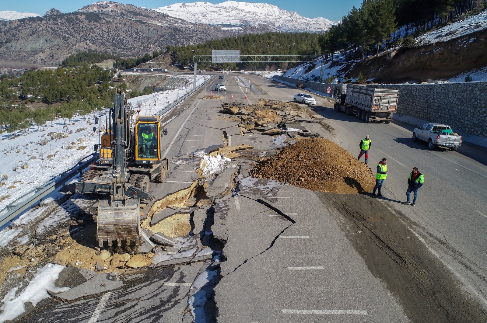 Workers repair the Adıyaman-Malatya highway, Adıyaman, southeastern Türkiye, Feb. 13, 2023. (AA Photo)
