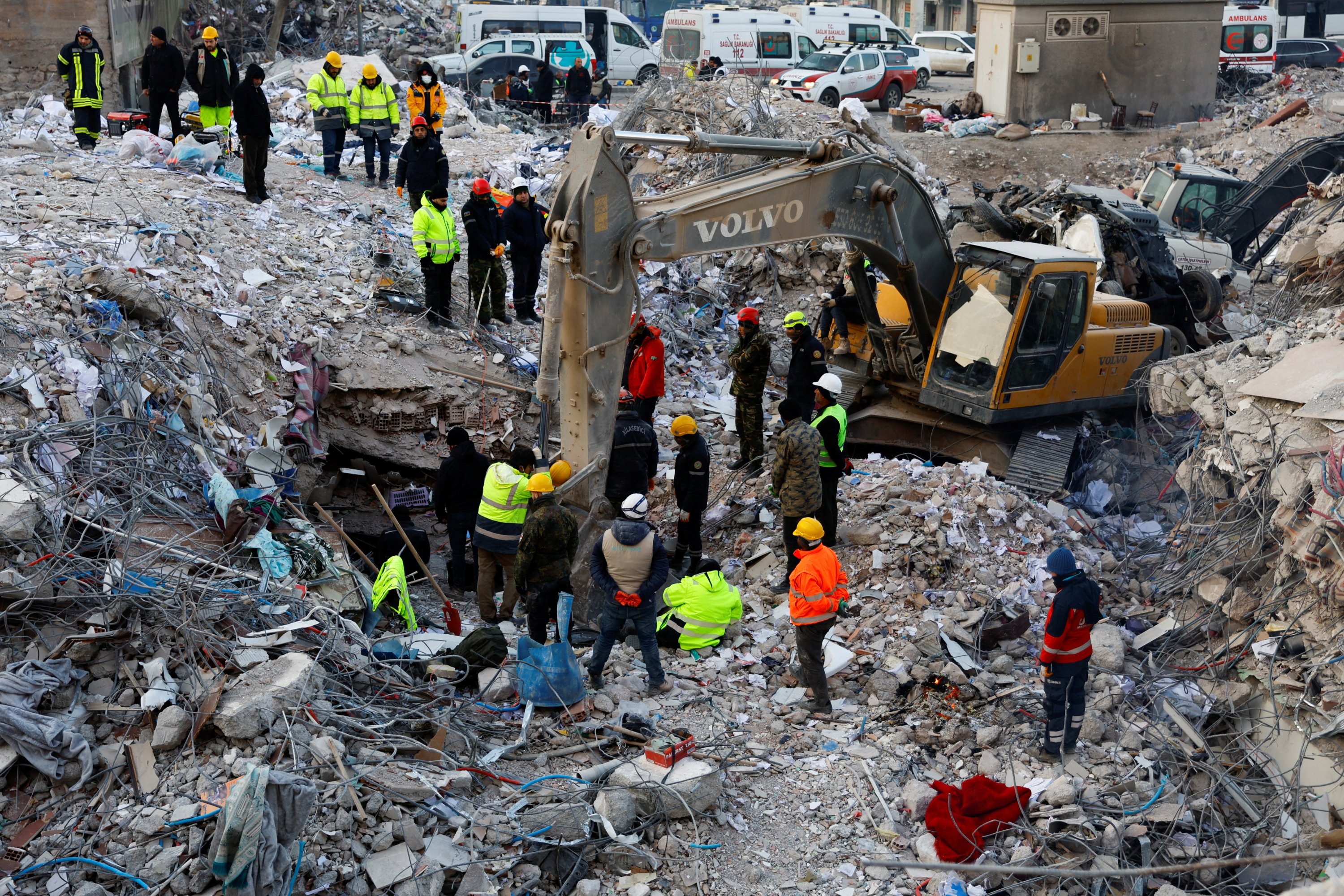 Operasi pencarian dan penyelamatan berlanjut, pasca gempa mematikan, Kahramanmaraş, Türkiye, 14 Februari 2023. (Foto Reuters)