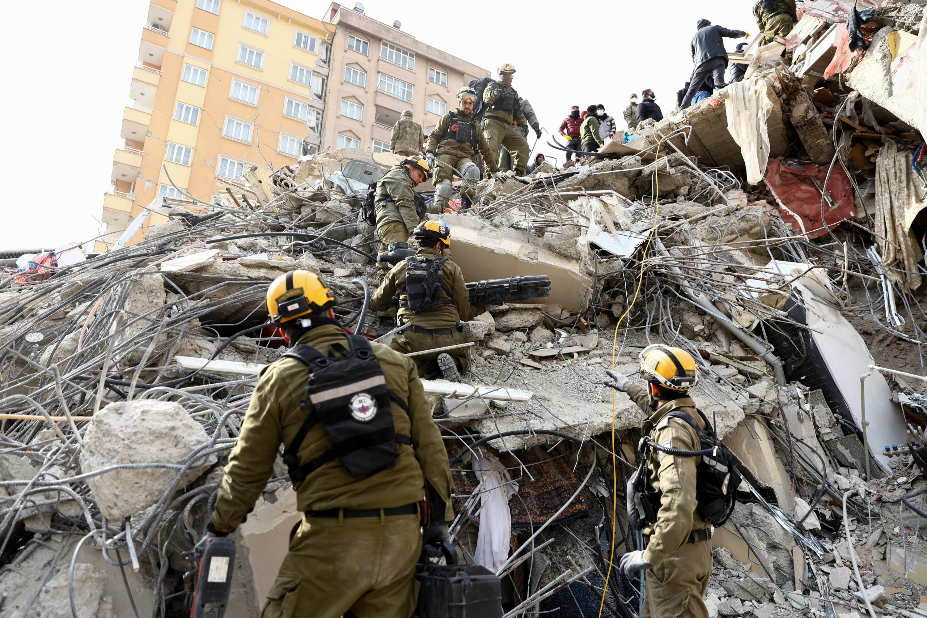 Anggota Pasukan Pertahanan Israel (IDF) mencari korban selamat di reruntuhan setelah gempa kembar di Kahramanmaraş, Türkiye, 10 Februari 2023. (Foto Reuters)