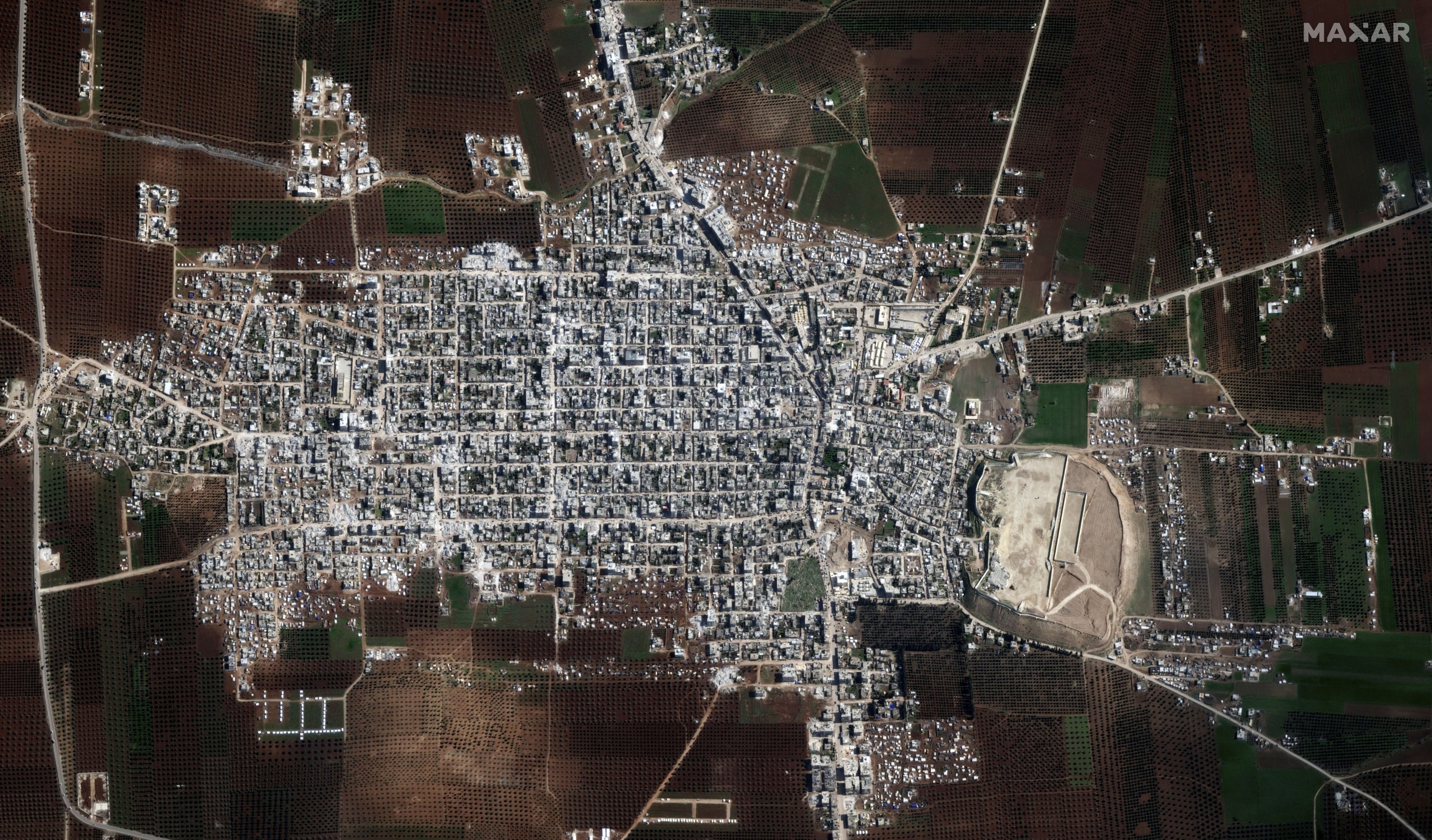 Citra satelit yang disediakan oleh Maxar Technologies ini menunjukkan gambaran kerusakan bangunan kota dan daerah sekitarnya di Jindires, Suriah, 11 Februari 2023. (Foto AP)