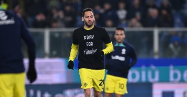 Inter Milan's Hakan Çalhanoğlu warms up ahead of the Serie A match against UC Sampdoria at Stadio Luigi Ferraris, Genoa, Italy, Feb. 13, 2023. (Getty Images Photo)