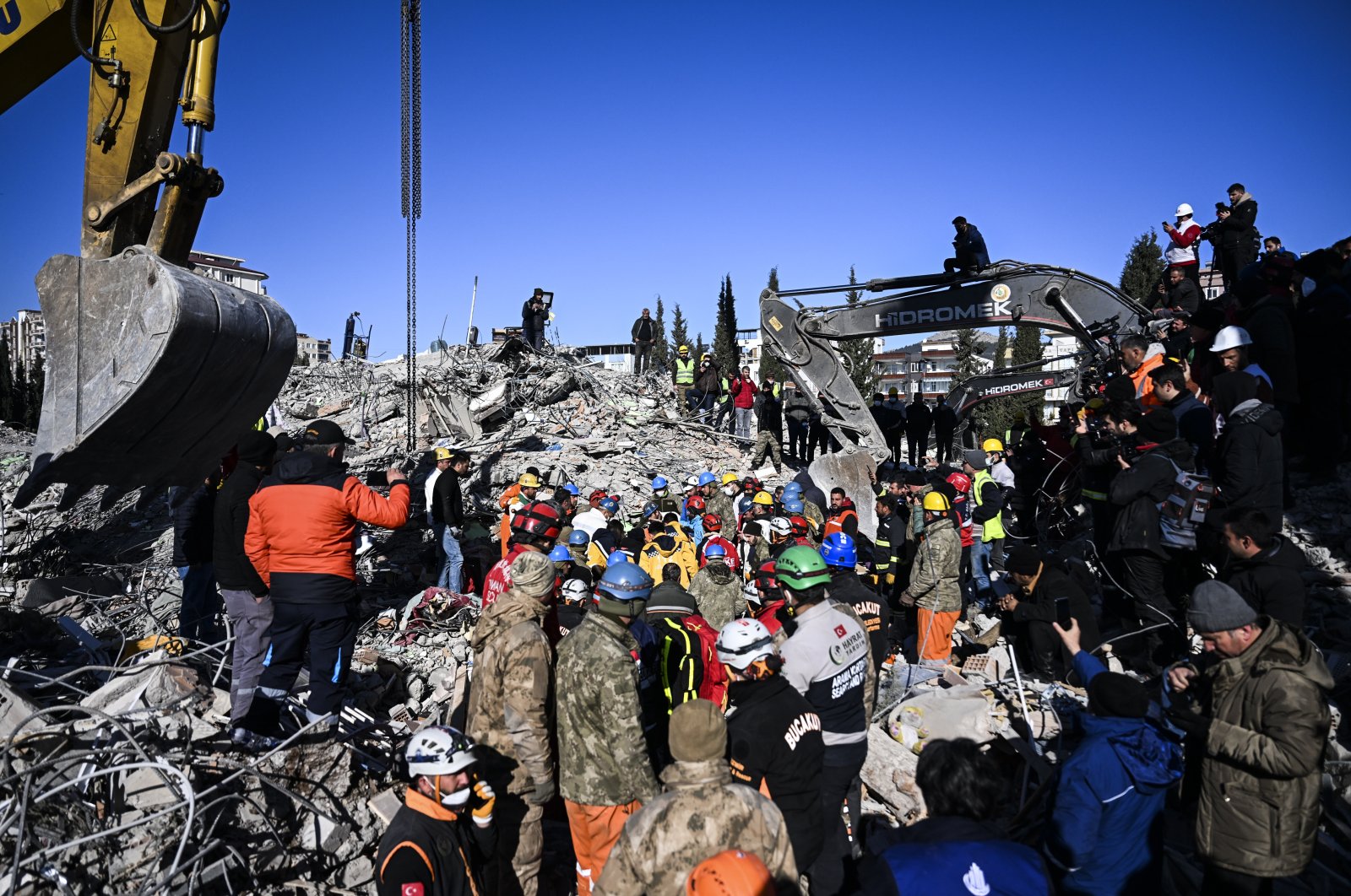 Search and rescue teams work to remove 18-year-old Muhammed Cafer Çetin from the rubble in Adıyaman province 198 hours after the deadly earthquakes struck southeastern Türkiye, Feb. 14, 2023. (AA Photo)