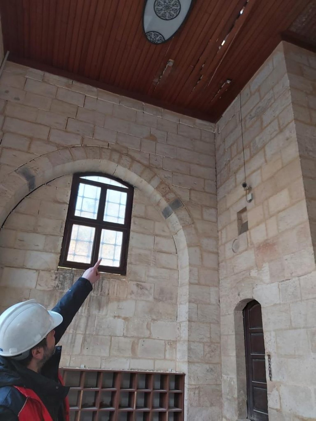 Pekerjaan restorasi berlanjut untuk bangunan bersejarah, seperti Gereja Ortodoks Yunani St. Nicholas, yang rusak akibat dua gempa bumi besar, Antakya, Türkiye, 15 Februari 2023. (Foto AA)