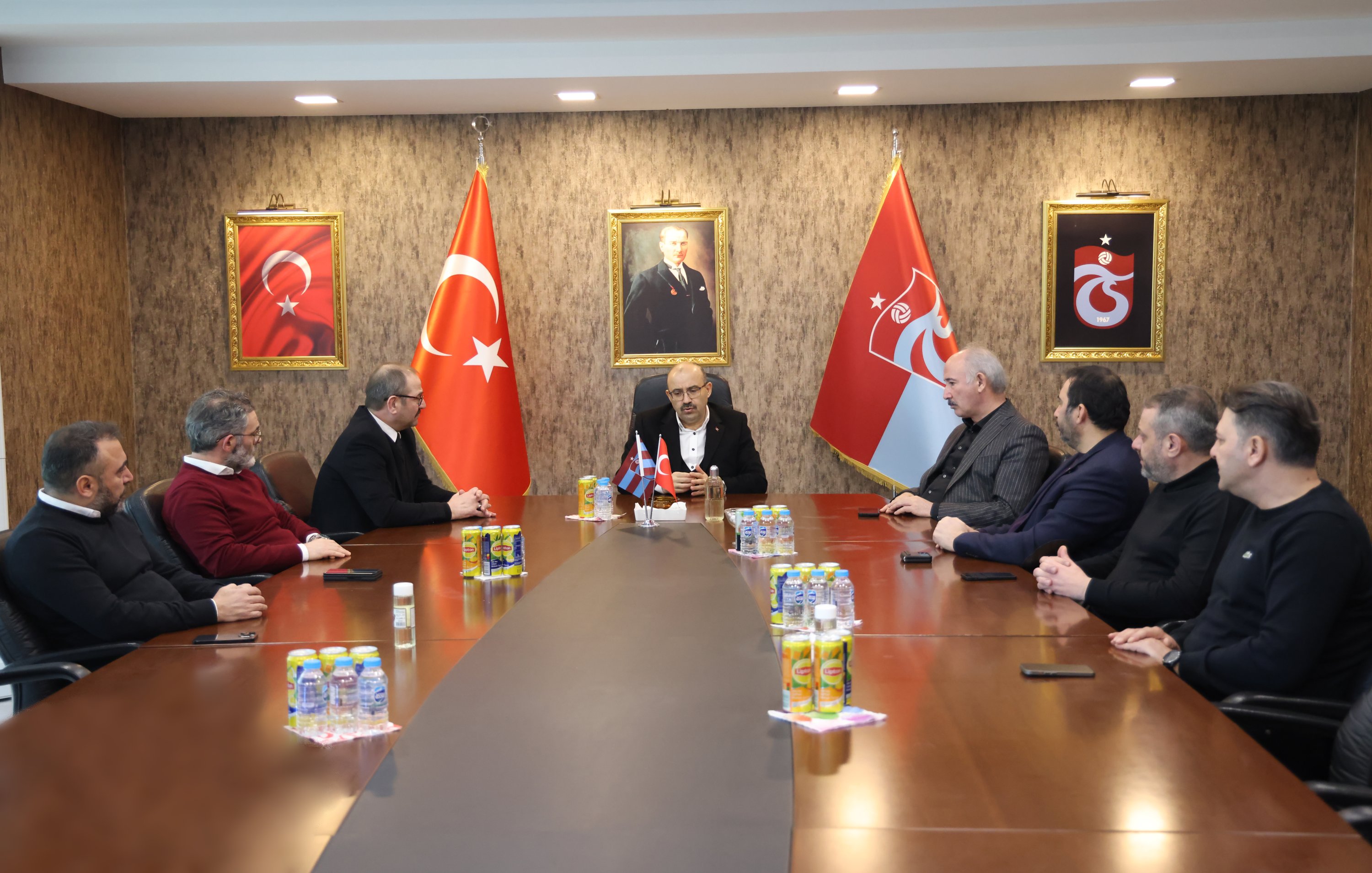 Gubernur Trabzon Ismail Ustaoğlu (ke-4 dari kiri) dan Wakil Walikota Kota Metropolitan Atilla Ataman (ke-4 dari kanan) selama kunjungan mereka di fasilitas Trabzonspor berbicara dengan dewan Trabzonspor, Trabzon, Türkiye, 14 Februari 2023. (Foto AA)