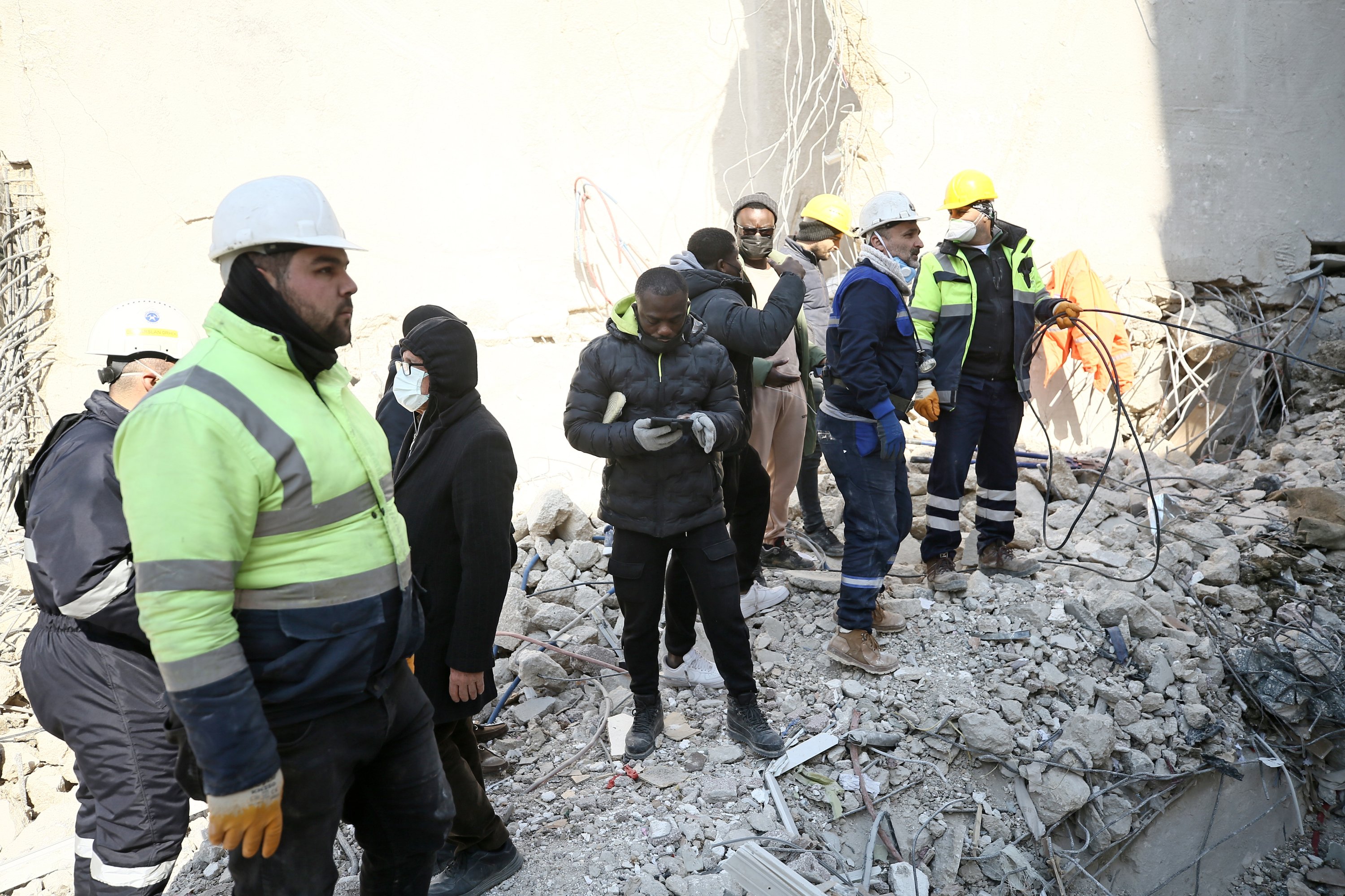 Upaya pencarian dan penyelamatan berlanjut di reruntuhan kediaman di mana diyakini rumah pemain sepak bola Ghana Hatayspor Christian Atsu dan direktur olahraga Taner Savut, Hatay, Türkiye, 15 Februari 2023. (Foto AA)