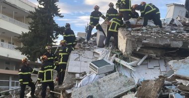 Foreign rescue workers at the site of a collapsed building look for survivors, southern Türkiye, Feb. 14, 2023 (AA Photo)