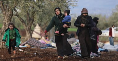 Syrians, displaced as a result of the deadly earthquake that hit Türkiye and Syria, look for shelter in opposition-held Jindayris, Syria, Feb. 8, 2023. (AFP Photo)