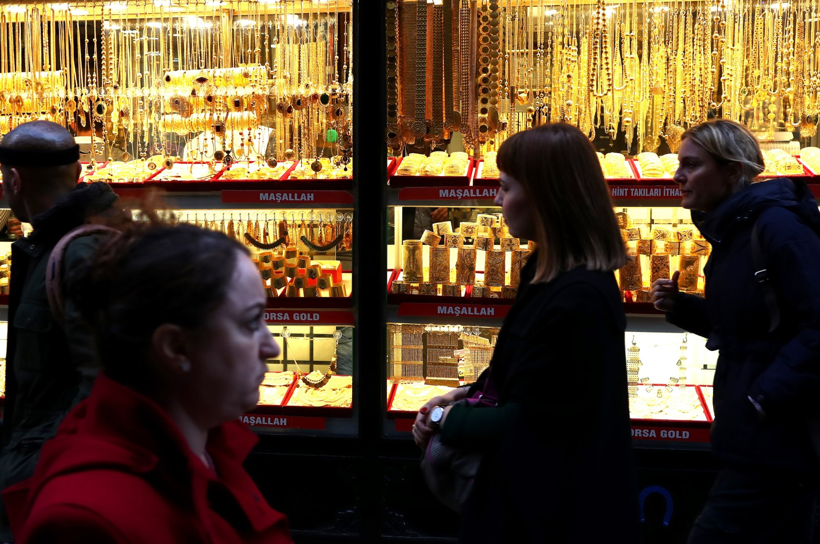 People walk in front of a gold shop at the Grand Bazaar in Istanbul, Türkiye, 27 Nov. 2017. (EPA Photo)