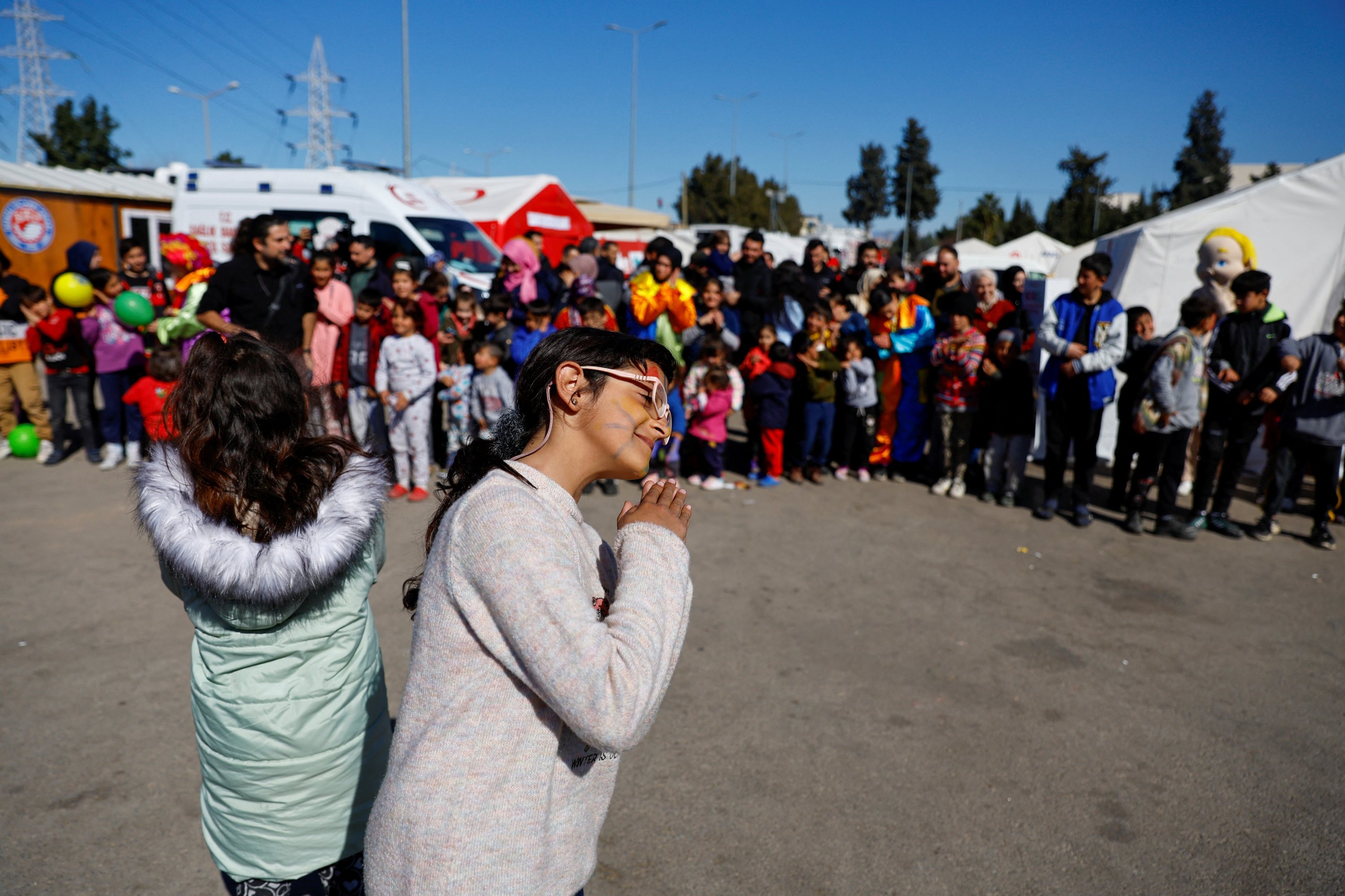Anak-anak, yang terkena dampak gempa mematikan, mengikuti kegiatan yang bertujuan untuk menghibur mereka dan mendukung kesehatan mental mereka di Osmaniye, Türkiye tenggara, 16 Februari 2023. (Foto Reuters)