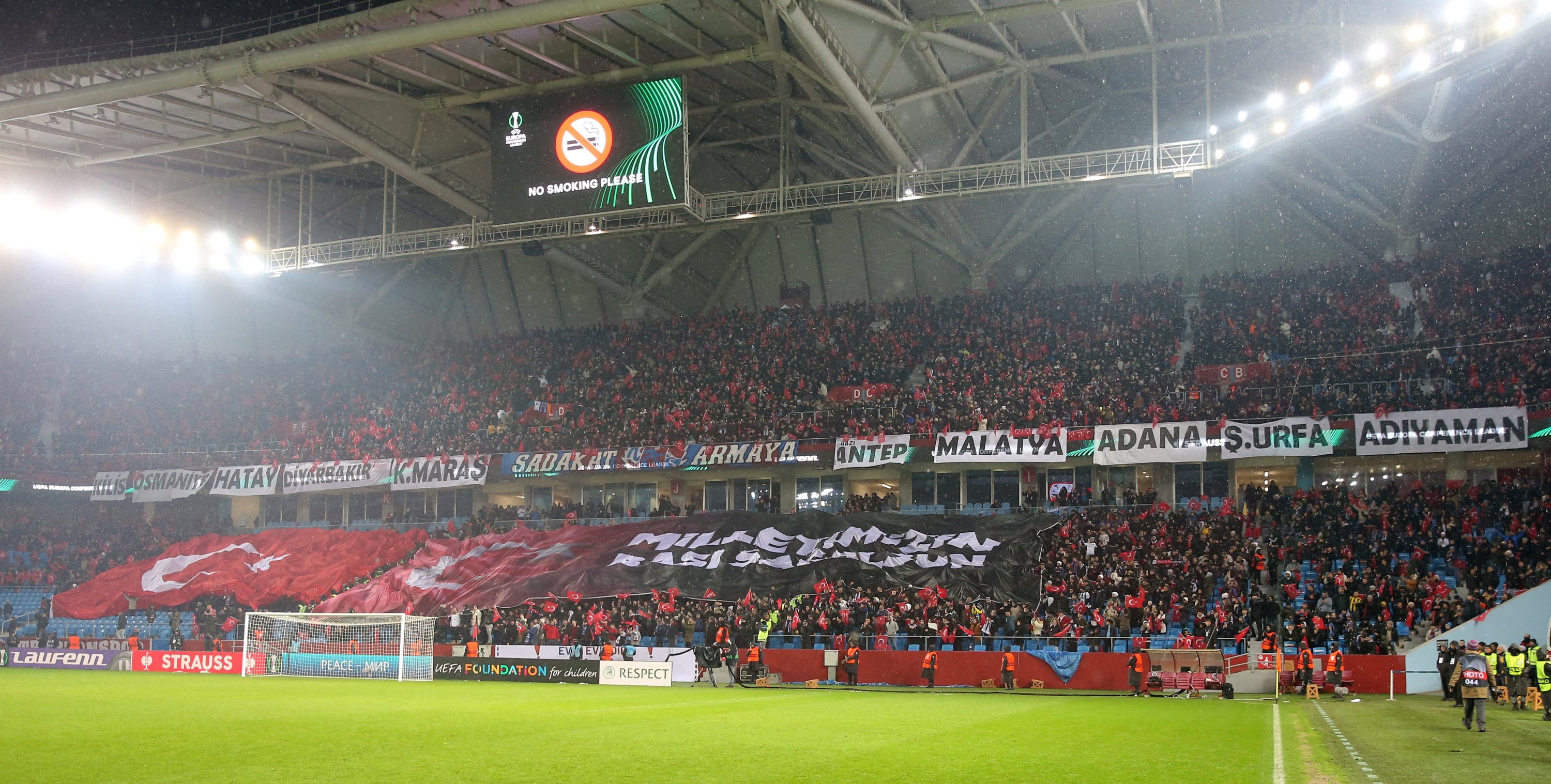 Pendukung Trabzonspor di dalam stadion sebelum pertandingan melawan Basel pada leg pertama playoff sistem gugur Liga Konferensi Eropa UEFA di Kompleks Olahraga Şenol Güneş Stadion Akyazı, di Trabzon, Türkiye, 16 Februari 2023. (Foto Reuters)