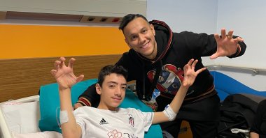 Beşiktaş's Josef de Souza making the "eagle pose" with young Arda Övün in hospital, Adana, Türkiye, Feb. 14, 2023. (AA Photo)
