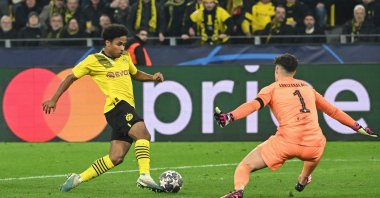 Dortmund&#039;s Karim Adeyemi (L) goes past Chelsea&#039;s goalkeeper Kepa Arrizabalaga to score the opening goal during the UEFA Champions League, first-leg, round of 16 match, Dortmund, Germany, Feb. 15, 2023. (AFP Photo)
