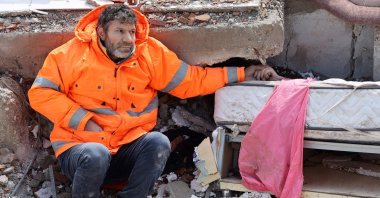 Mesut Hançer holds the hand of his 15-year-old daughter Irmak, who died in the earthquake in Kahramanmaraş, the quake&#039;s epicenter, the day after a 7.8-magnitude earthquake struck the country&#039;s southeast, Feb. 7, 2023. (AFP Photo)