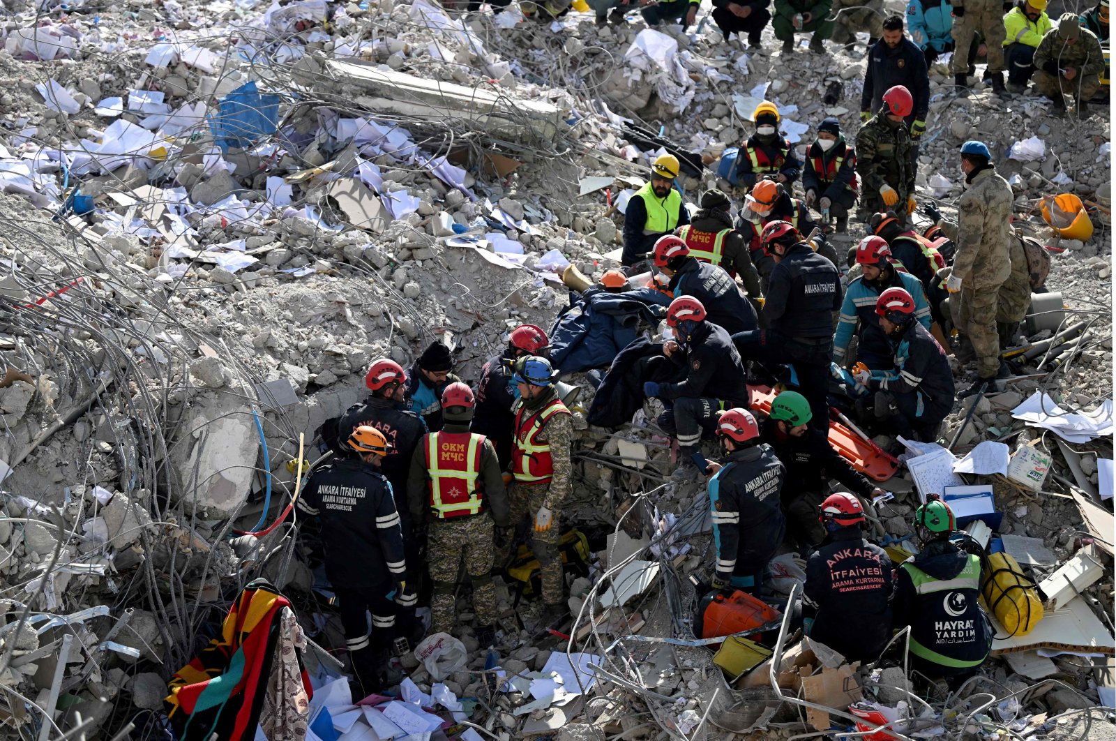 Search and rescue teams search the rubble of collapsed buildings in Kahramanmaraş, Türkiye, Feb. 14, 2023. (AFP Photo)