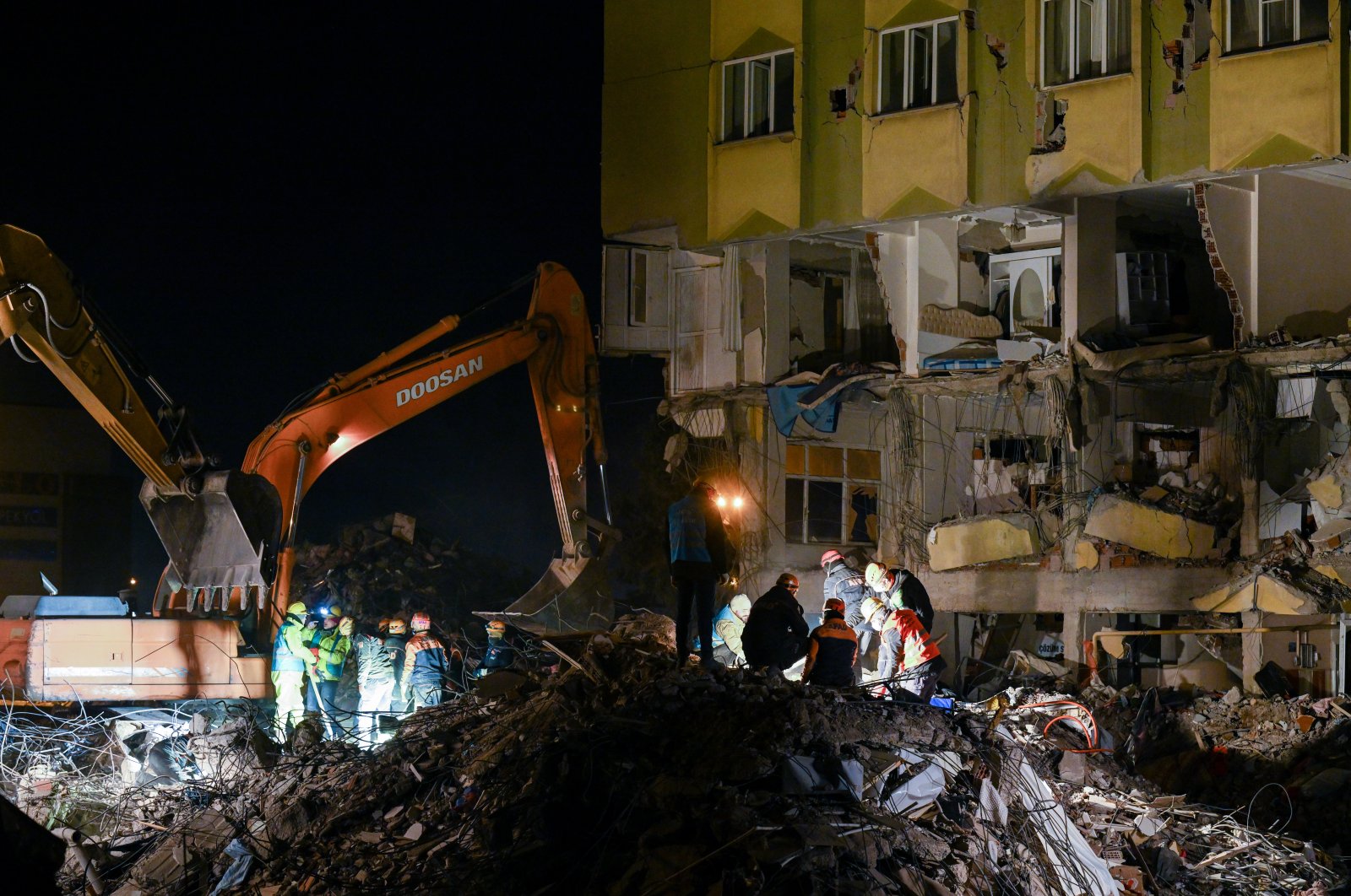 Debris removal and search activities continued throughout the night in the city center of Kahramanmaraş, Türkiye, Feb. 16, 2023. (AA Photo)