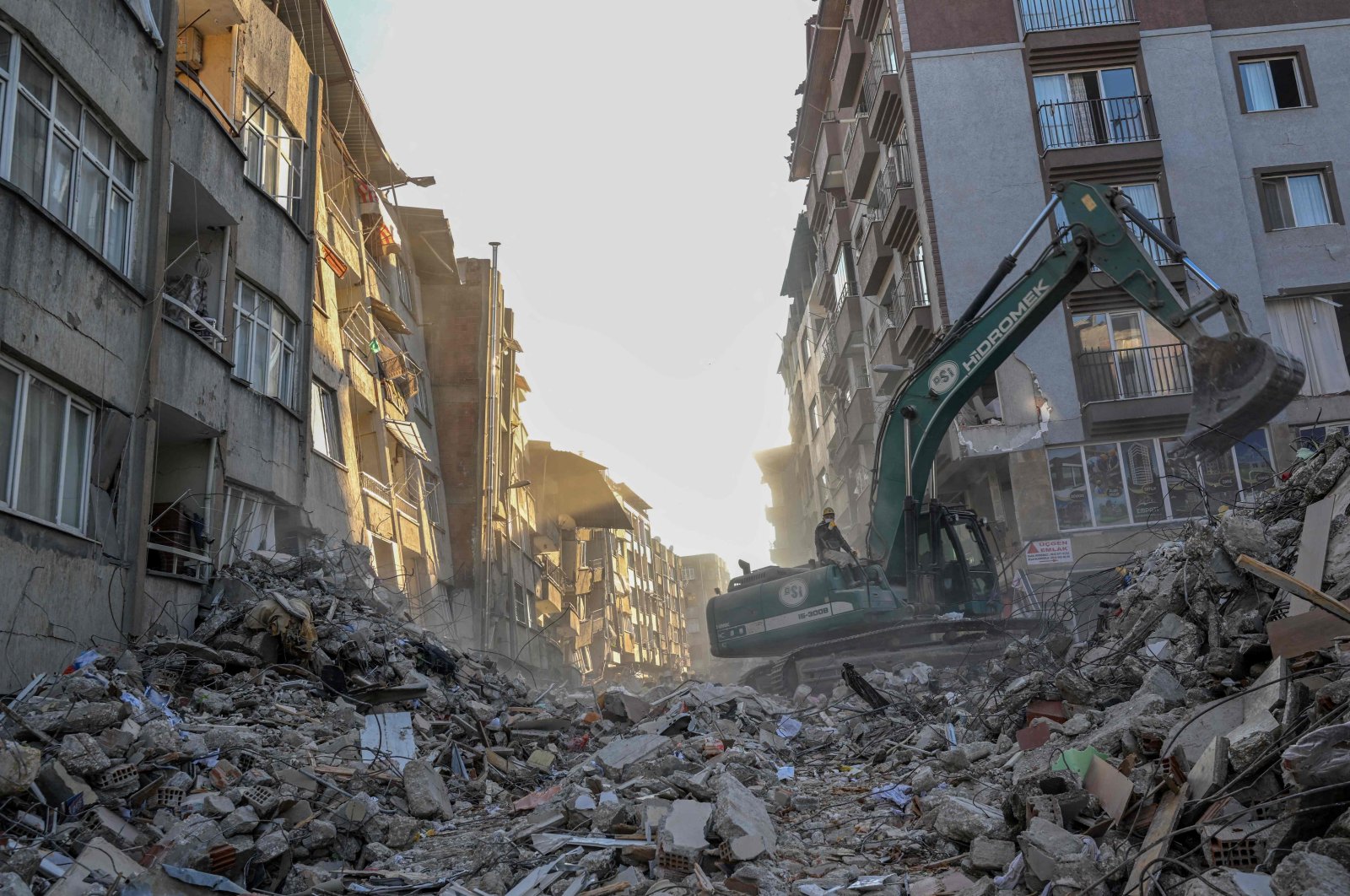 An excavator clears debris amid collapsed buildings in Hatay, Türkiye, Feb. 15, 2023. (AFP Photo)