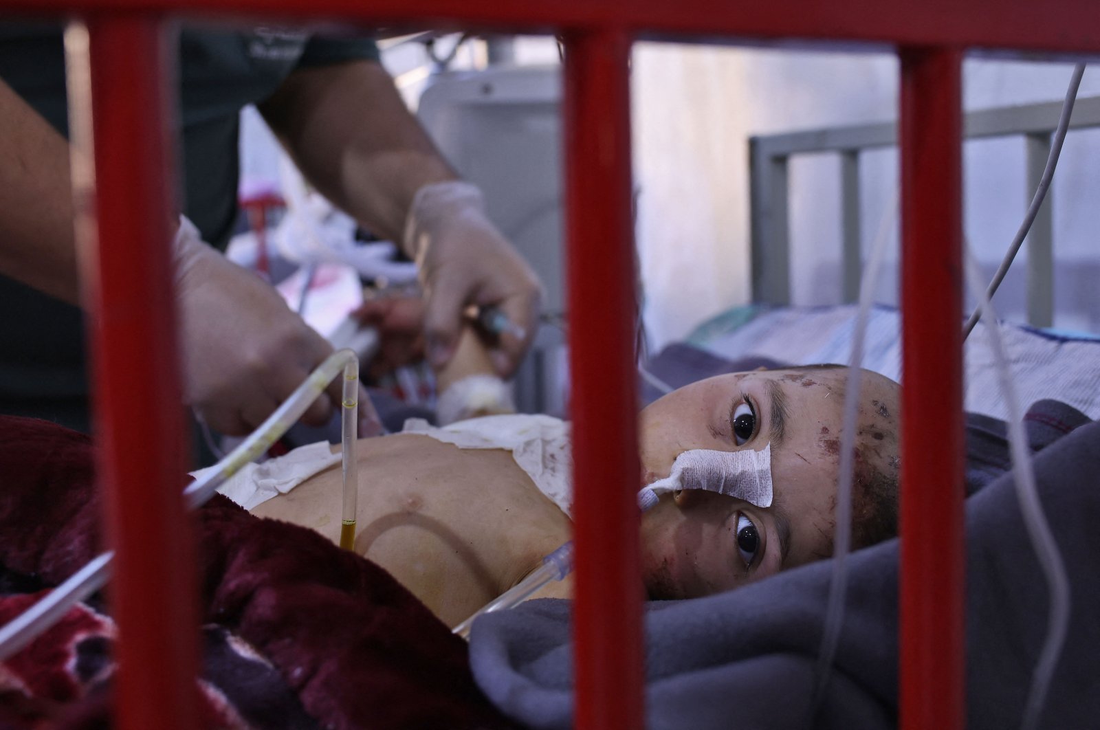 Anak-anak Suriah yang lahir di masa perang menjadi yatim piatu akibat gempa mematikan