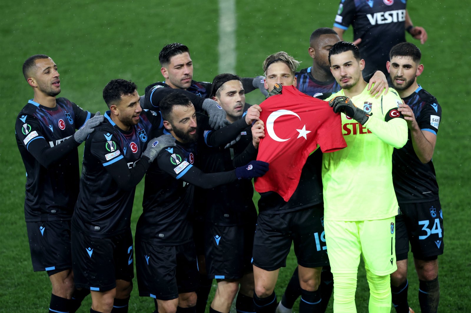 Trabzonspor mengalahkan Basel dengan penghormatan emosional setelah gempa Türkiye