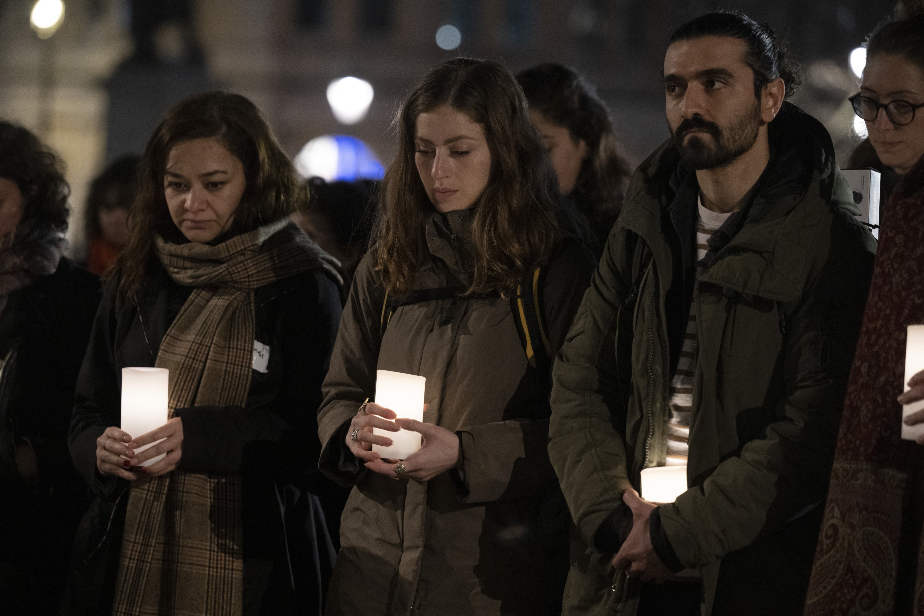 Nyala lilin diselenggarakan di London untuk memberikan penghormatan kepada para korban dan orang-orang hilang dari gempa bumi dahsyat, London, Inggris, 16 Februari 2023. (Foto AA)