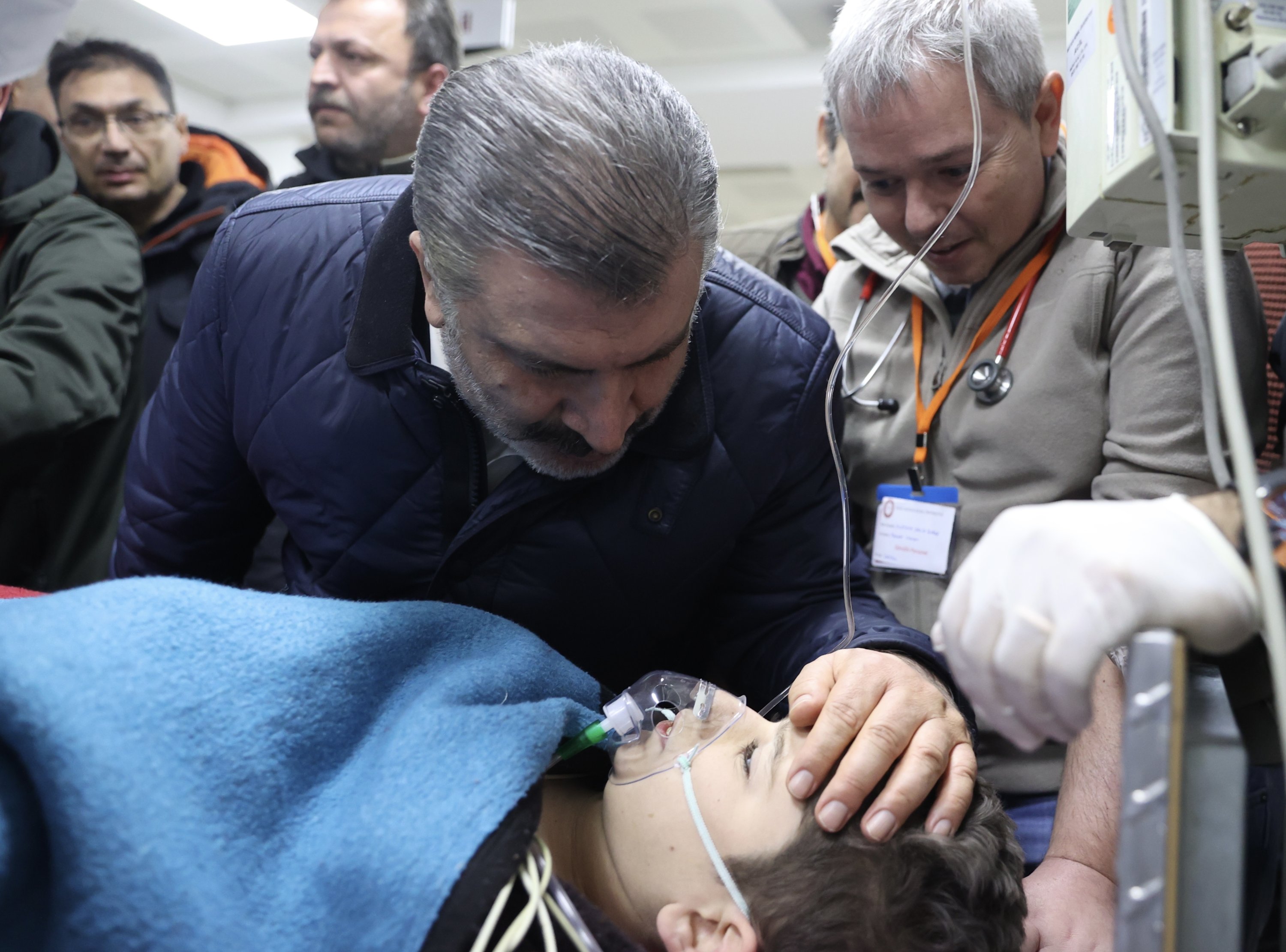 Health Minister Fahrettin Koca checks up on 14-year-old Osman who was pulled alive from the rubble in the Hatay district of Antakya 260 hours after the twin earthquakes that struck southeastern Türkiye, Feb. 16, 2023. (AA Photo)