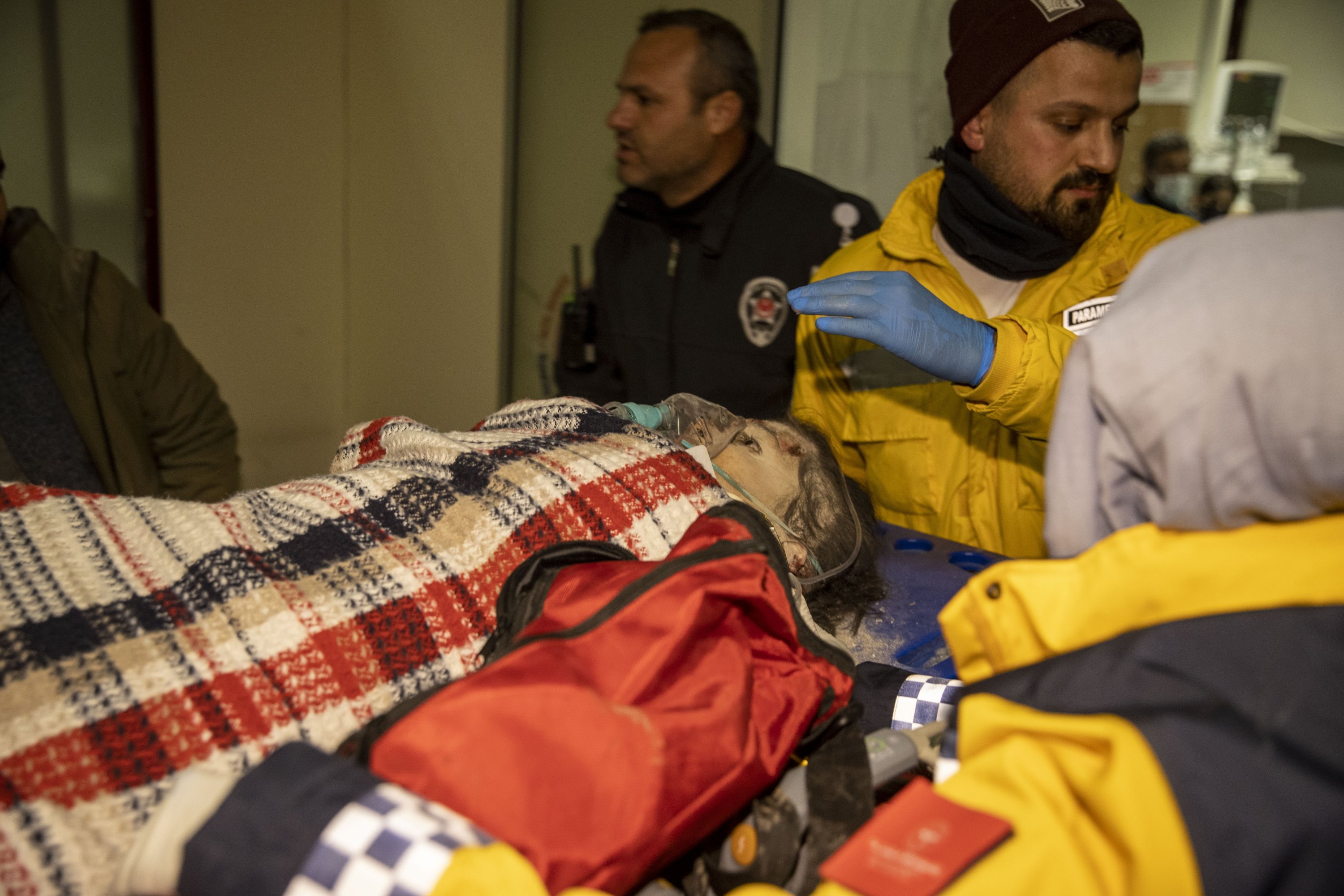 Neslihan Kılınç dibawa ke rumah sakit setelah diselamatkan dari reruntuhan bangunan yang runtuh di Kahramanmaraş, tenggara Türkiye, Fed.  16, 2023. (Foto AA)