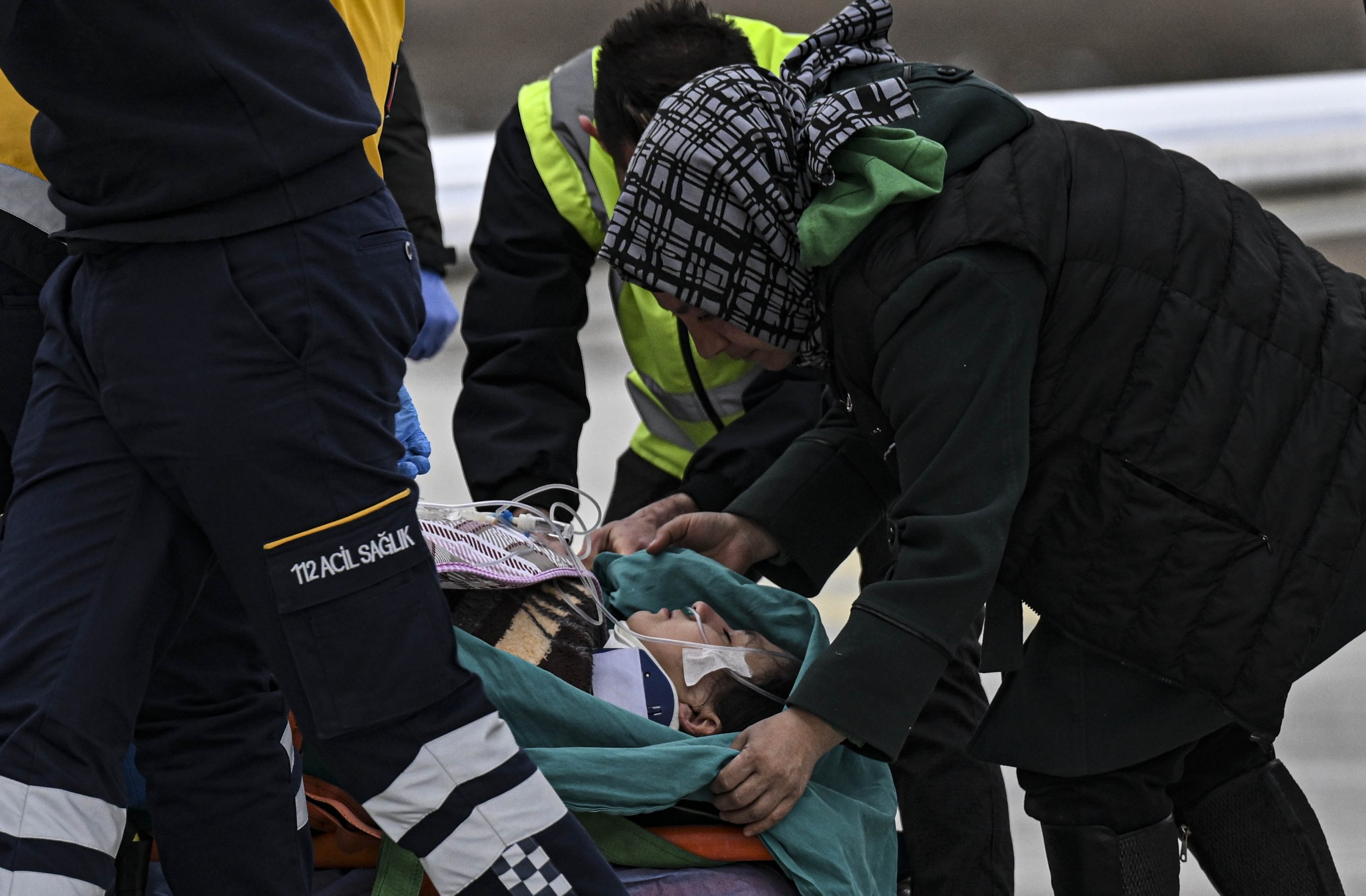 Aleyna Ölmez, 17, didorong keluar dari pesawat ambulans yang membawanya ke Ankara dari Kahramanmaraş setelah penyelamatannya 248 jam setelah gempa bumi kembar melanda Türkiye tenggara, 16 Februari 2023. (Foto AA)