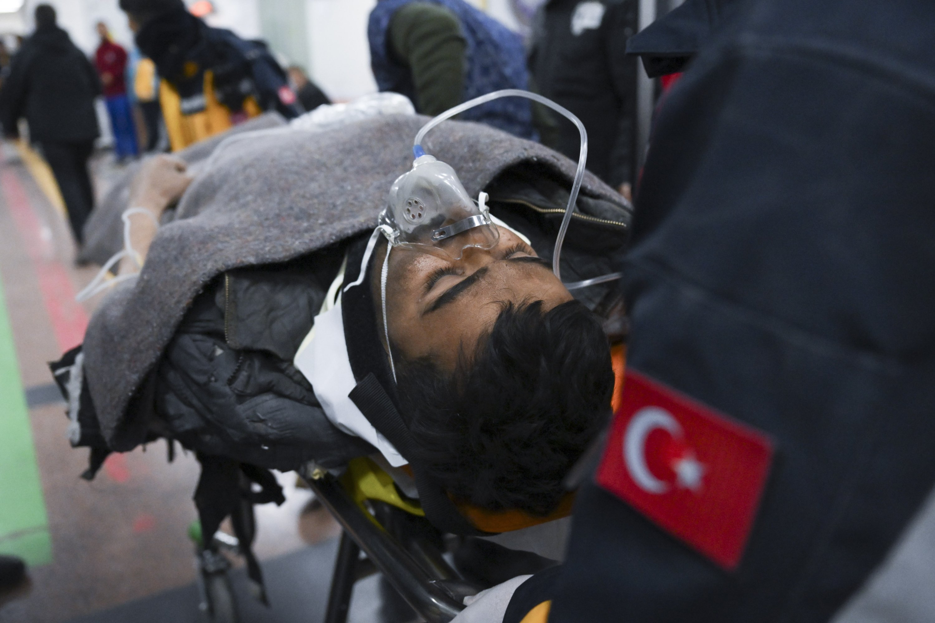Mehmet Ali Şakiroğlu, 26, terbaring di tandu saat dia didorong ke rumah sakit setelah penyelamatannya pada jam ke-261 di provinsi Hatay setelah gempa bumi kembar yang melanda Türkiye tenggara, 16 Februari 2023. (Foto AA)