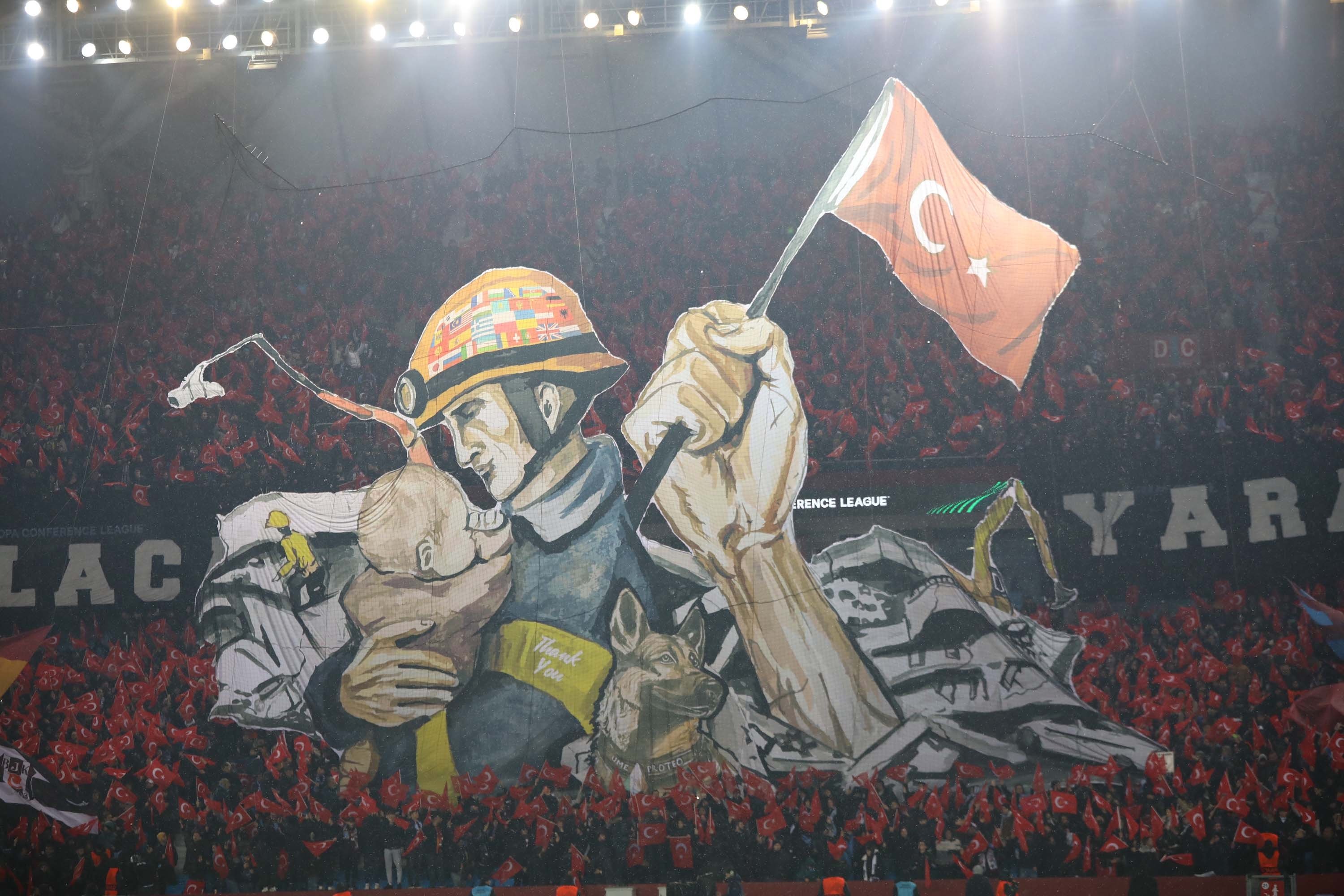 Spanduk penyelamat Turki yang ikonik diangkat di tribun selama pertandingan Liga Konferensi UEFA Trabzonspor-Basel, Trabzon, Türkiye, 16 Februari 2023. (Foto DHA)