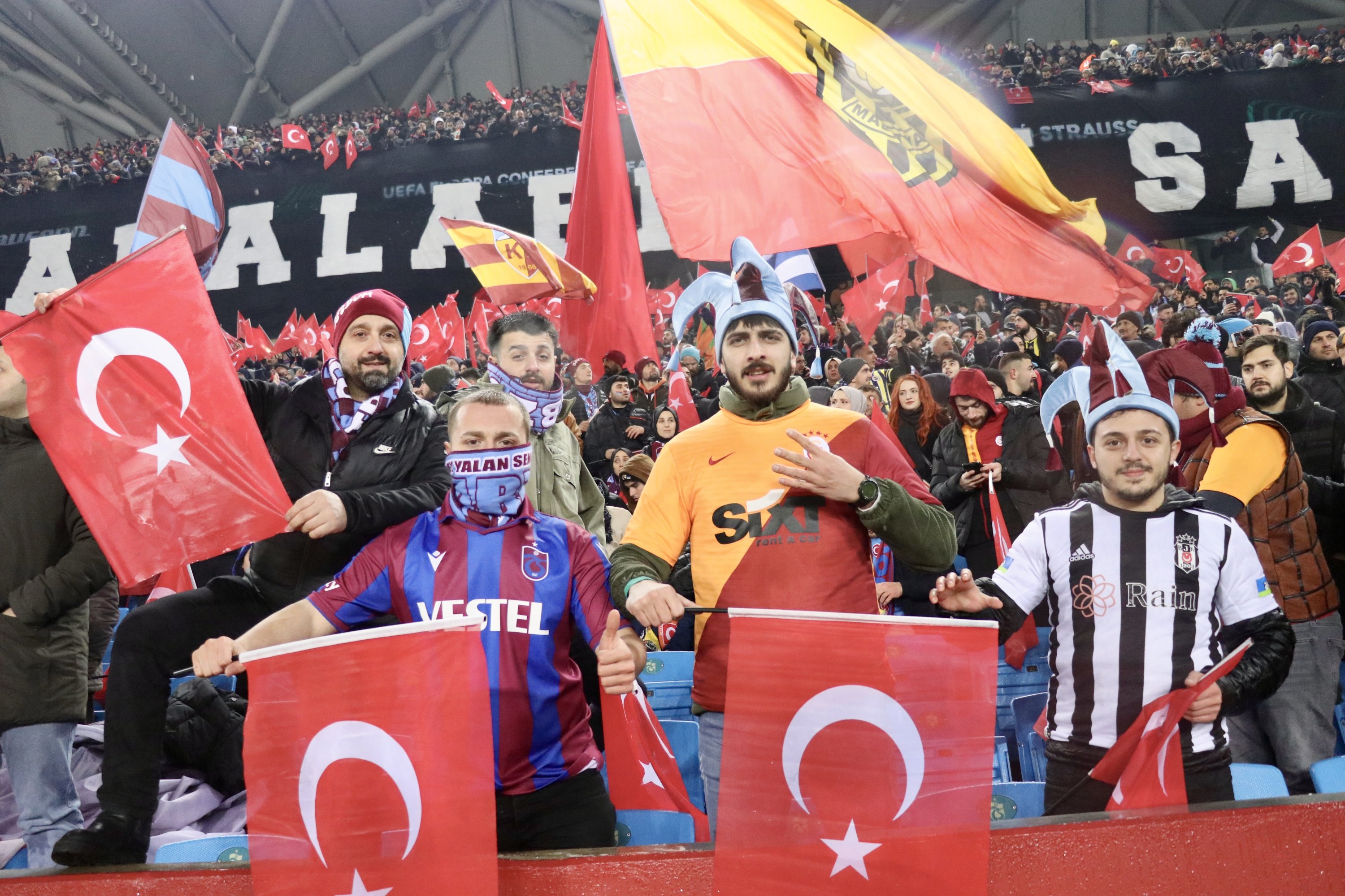 Penggemar Turki dari berbagai klub selama pertandingan Liga Konferensi UEFA Trabzonspor-Basel, Trabzon, Türkiye, 16 Februari 2023. (Foto AA)