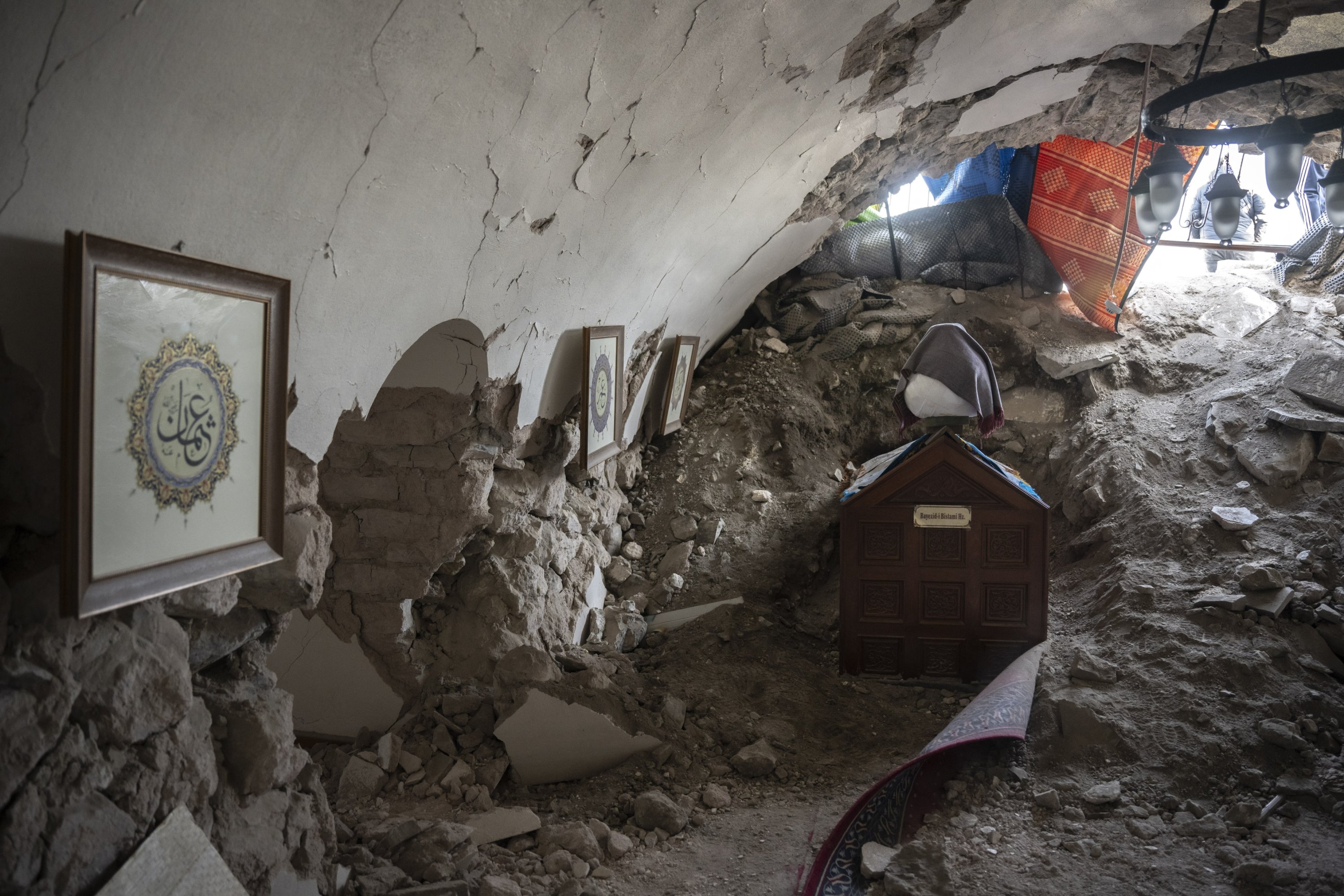 Pintu masuk Kuil Bayazid Bastami, yang terdiri dari empat ruang berbentuk persegi panjang, berkubah barel diblokir dengan batu yang jatuh dari kastil, Hatay, Türkiye, 15 Februari 2023. (Foto AA)