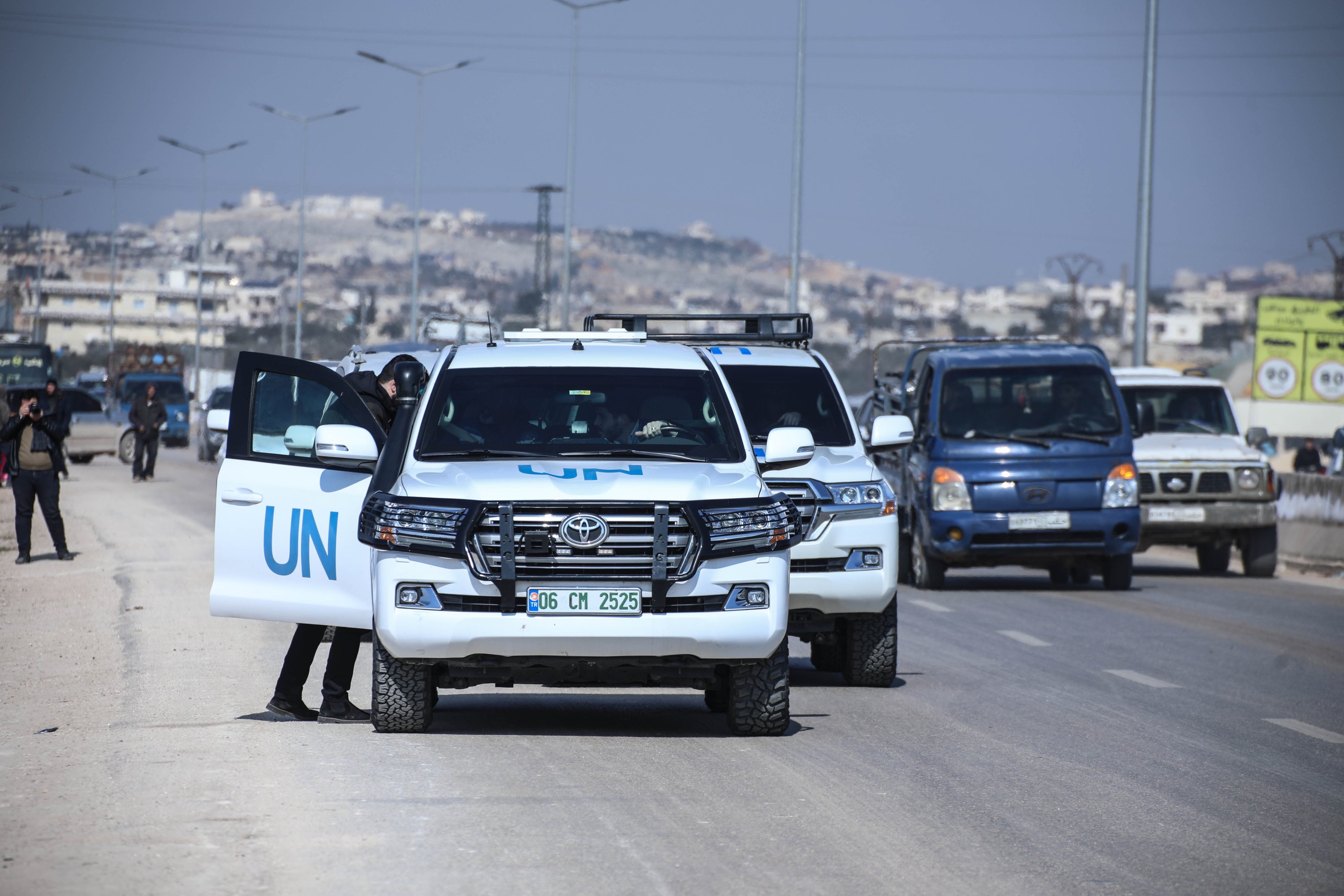 Mobil Perserikatan Bangsa-Bangsa (PBB) yang mengiringi truk bantuan kemanusiaan menuju zona gempa, Idlib, Suriah, 11 Februari 2023. (Foto AA)