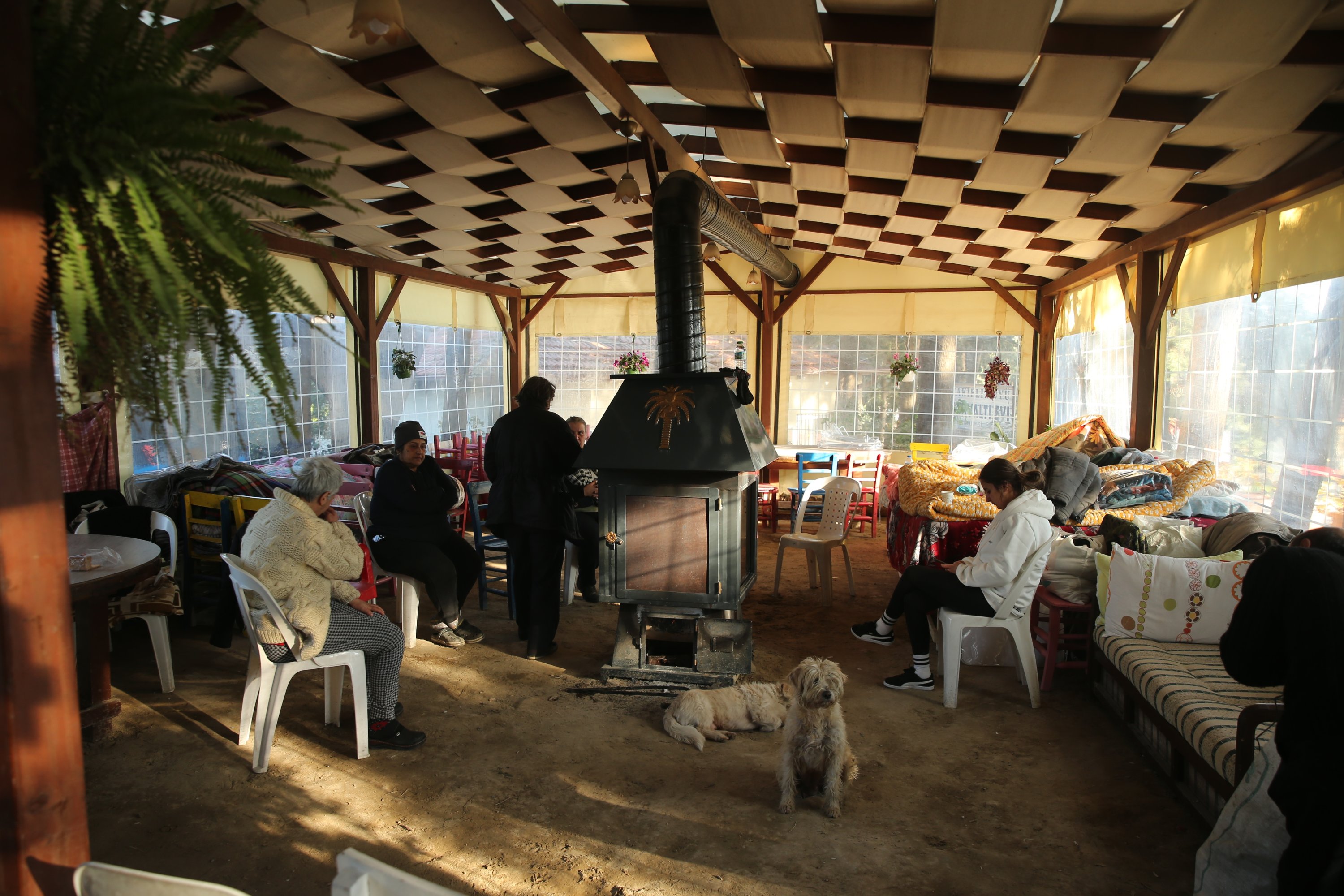 Penduduk setempat tinggal di area tertutup sebuah kafe di desa Vakıflı.  (Foto AA)