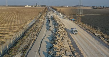 The rifts formed in Demirköprü on the Antakya-Cilvegözü highway after the Kahramanmaraş-centered earthquakes, southeastern Türkiye, Feb. 17, 2023. (AA Photo)