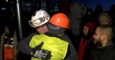 Dean William Solter, an American firefighter, hugs a Turkish rescue team member in Kahramanmaraş, Türkiye, Feb. 17, 2023. (DHA Photo)
