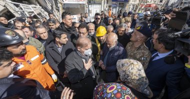 Prime Minister Shehbaz Sharif talks to people rescued by Pakistan's search and rescue crew, in Adıyaman, southeastern Türkiye, Feb. 17, 2023. (AA Photo) 